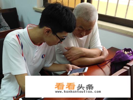 父亲沉迷手机无法自拔，子女怎么劝？