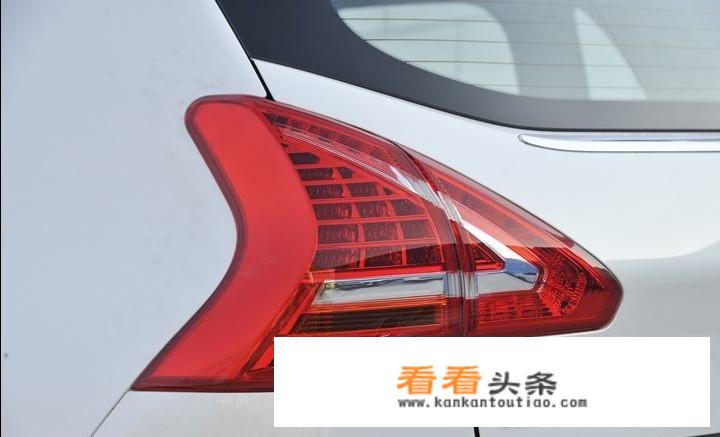 倒车不小心碰了一辆标志3008的左后尾灯，他拿去修说要1000块，请问价格合理吗？
