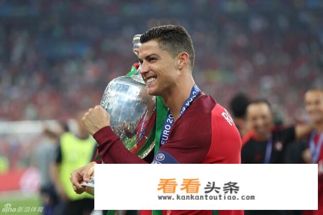 当下足坛争论不休的C罗、梅西，在俱乐部及国家队外战的历史长河里有哪些超神表现呢？