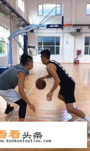 为什么八一年轻球员玩游戏被批，而大侄子郭艾伦拍摄搞笑视频却被球迷点赞？