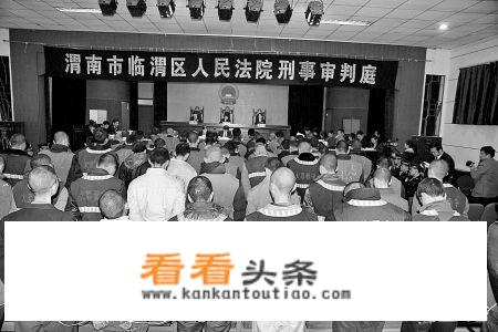 手铐和脚镣是如何戴上的？