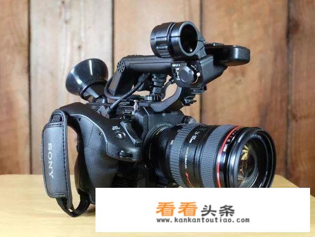 肩扛式摄影机和带稳定器的单反对比，哪个拍微电影更稳？