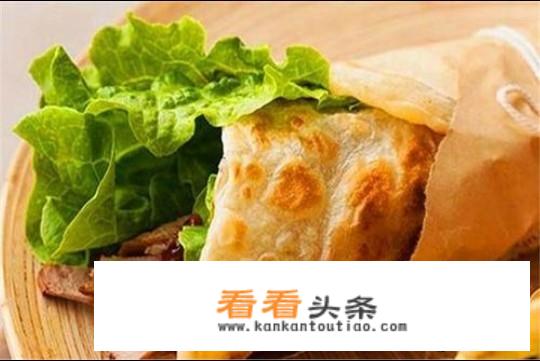 把鸡蛋放进盐水的视频做法？