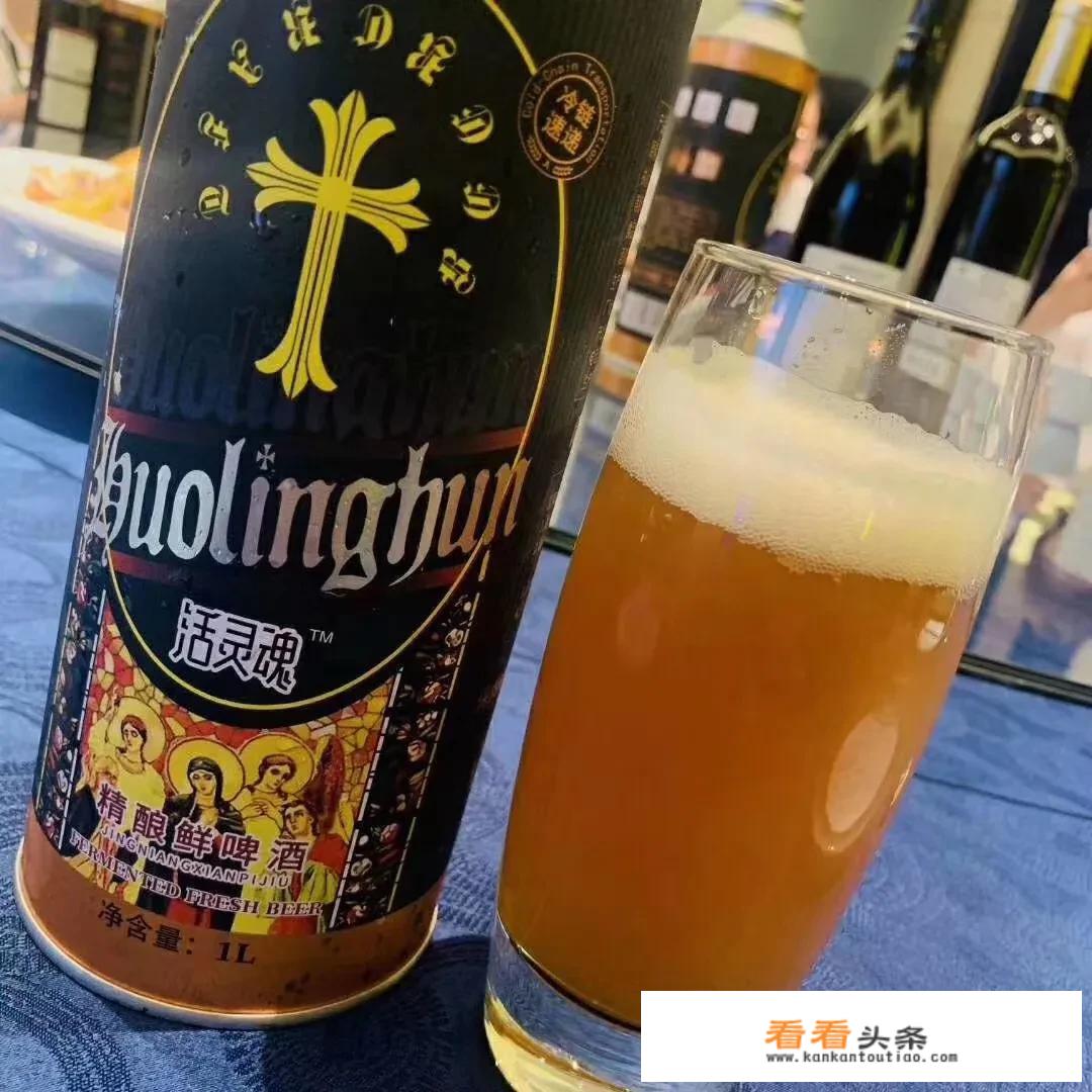 快手直播中有个小伙总是先喝一杯水再吃饭？