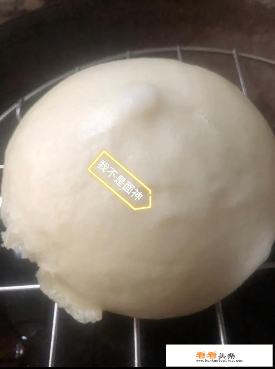 快手直播中有个小伙总是先喝一杯水再吃饭？