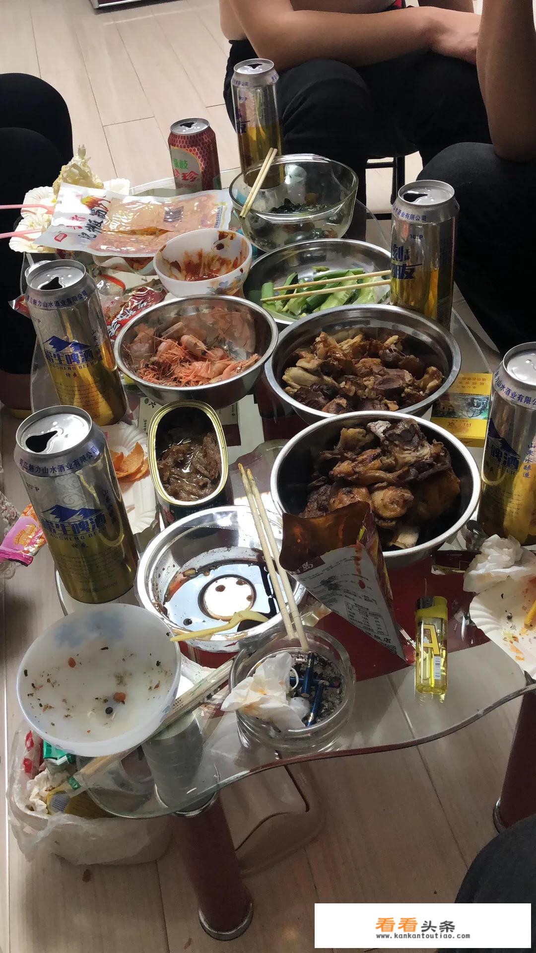 快手直播中有个小伙总是先喝一杯水再吃饭？