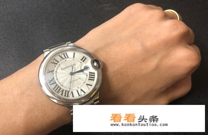卡地亚蓝气球白色表链和间金色表链哪个好看？