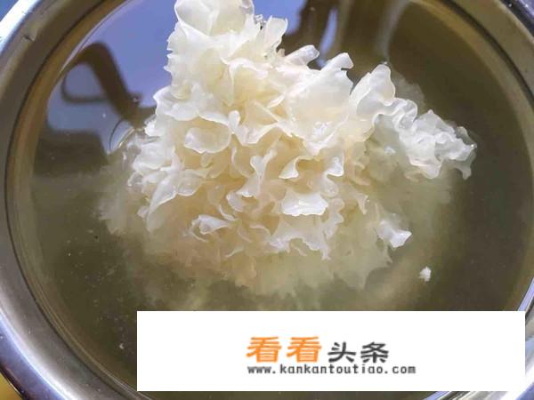 银耳莲子百合汤如何做？