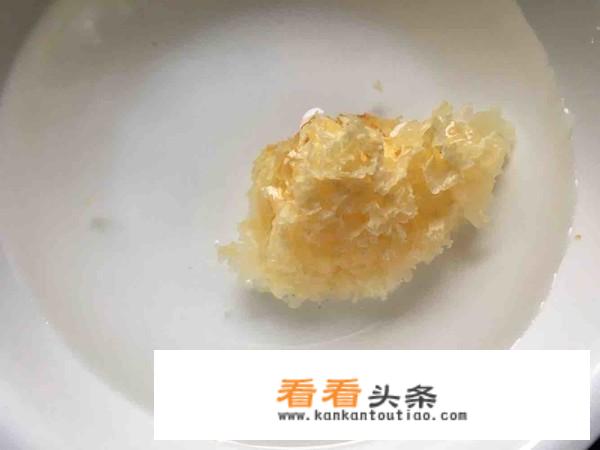 银耳莲子百合汤如何做？