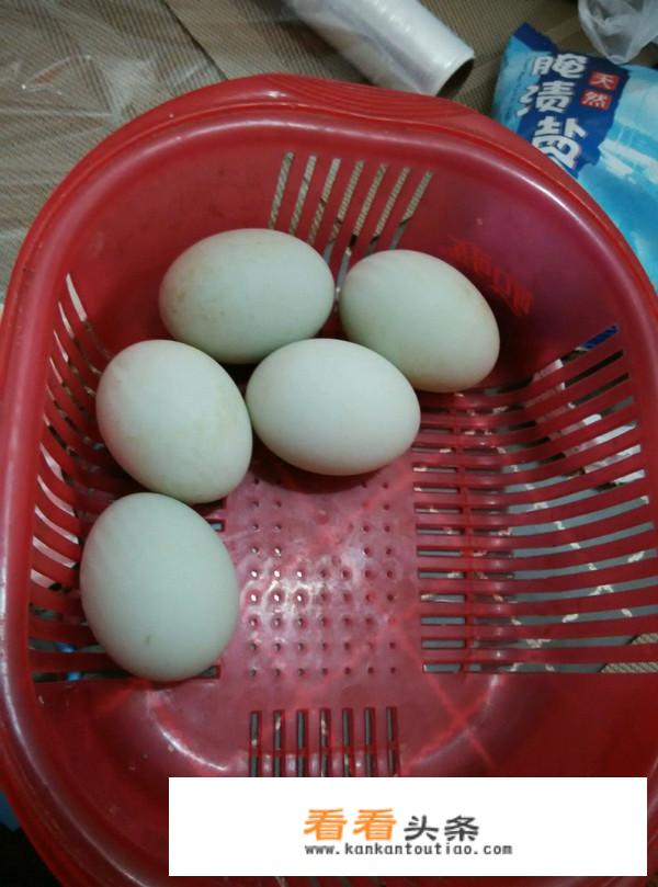 腌制咸鸭蛋出油多的方法？