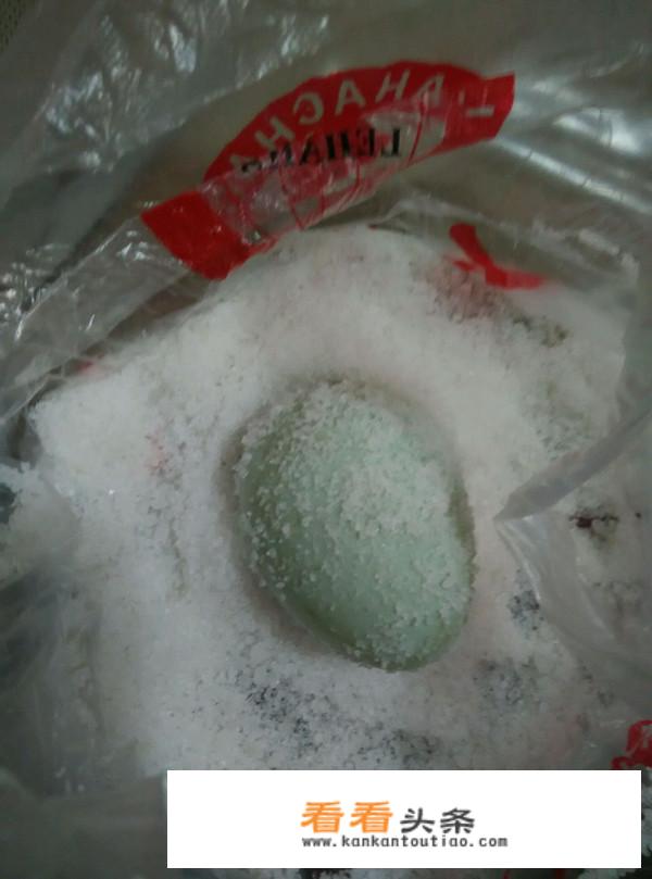 腌制咸鸭蛋出油多的方法？