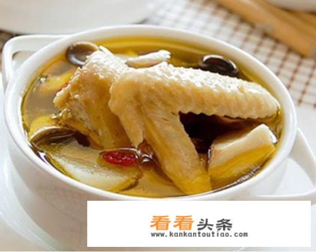 鸡汤怎么炖炖出的汤是白色的？