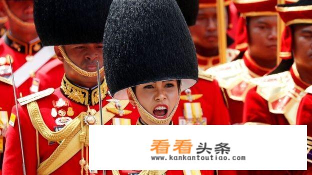 泰国王室又发公告，6名王室卫队官员被解职，你认为是否与诗尼娜被取消称号事件有关？
