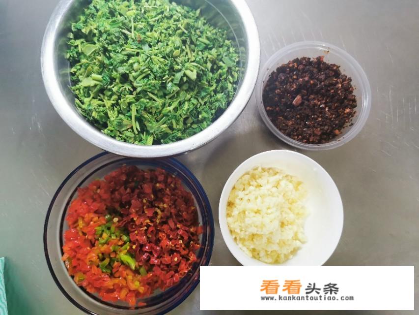 最近香椿很火，很想吃，有朋友能介绍一下具体的吃法做法吗？