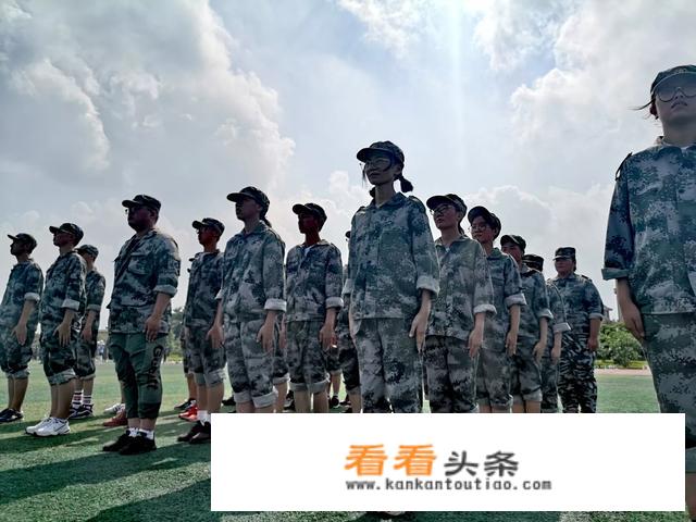 学生为什么要适应老师？