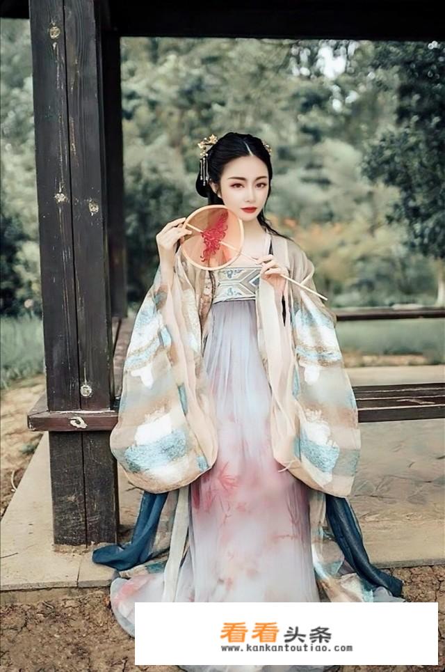 一夜醒来花开了的诗句？