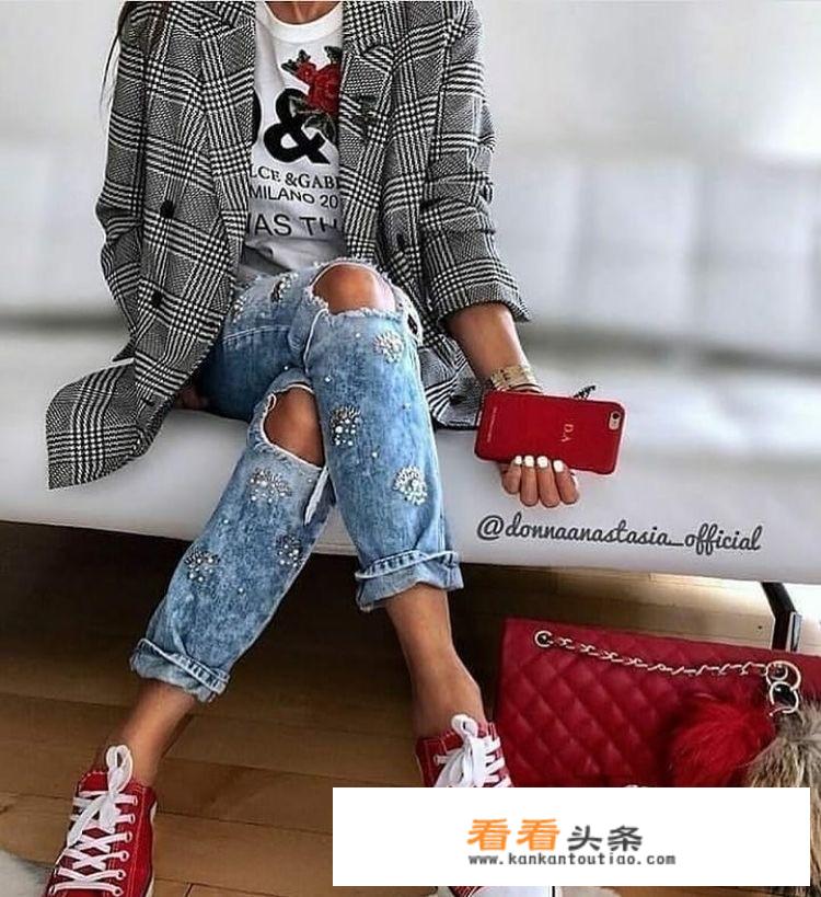我买了一双红色的运动鞋，应该搭配什么样的裤？
