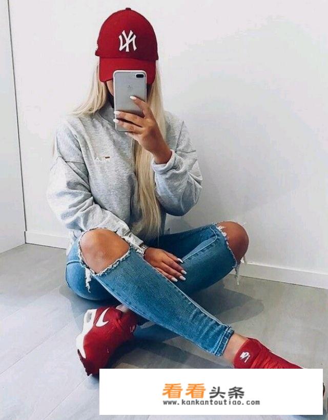 我买了一双红色的运动鞋，应该搭配什么样的裤？