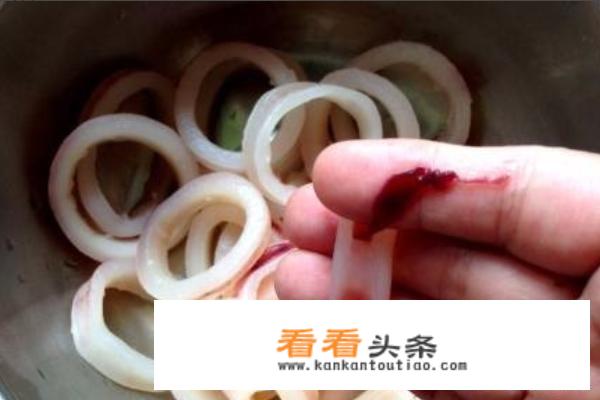 怎么做炸鱿鱼圈？香酥鲜鱿鱼圈家常做法？
