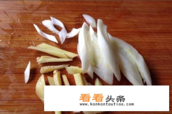 怎么做炸鱿鱼圈？香酥鲜鱿鱼圈家常做法？