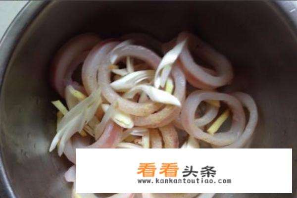 怎么做炸鱿鱼圈？香酥鲜鱿鱼圈家常做法？
