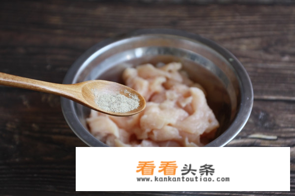 鸡腿肉丁怎么炒得又嫩又好吃？