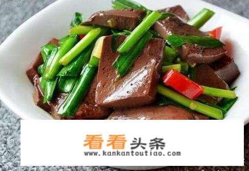 小女孩贫血怎么办吃什么最好呢l？