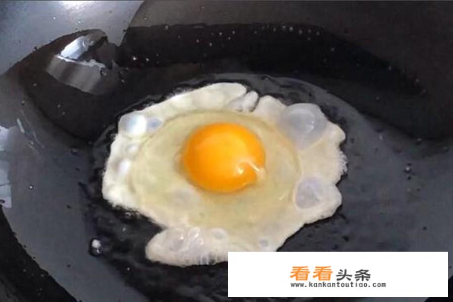 煎蛋如何不粘锅？