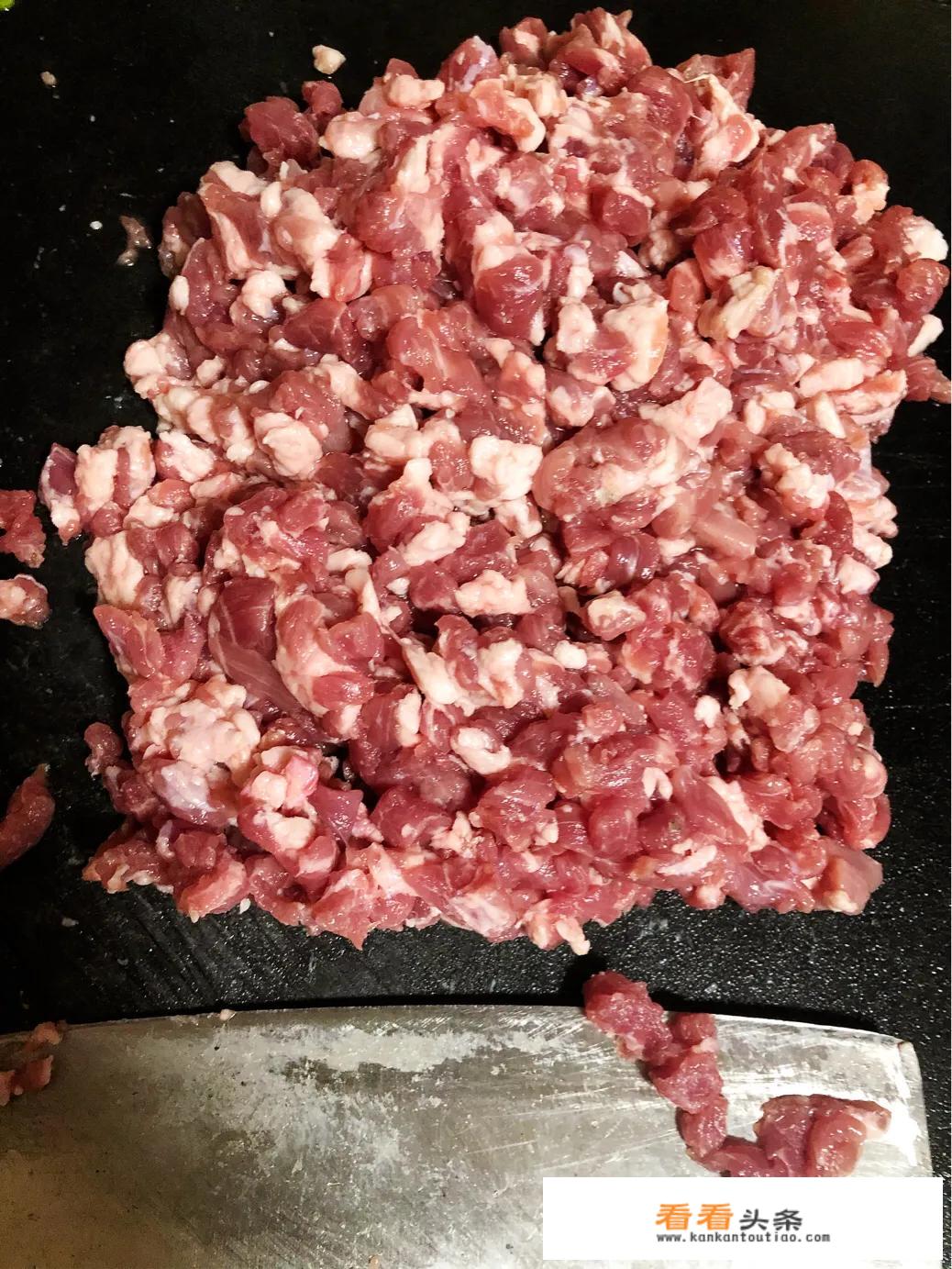 香芹猪肉饺子的家常做法？