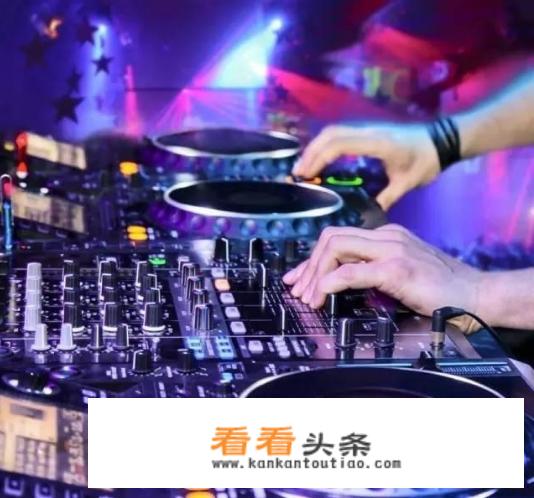 为什么游戏开麦有电音？