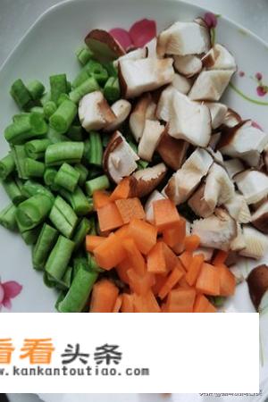 电饭煲豆角焖米饭的家常做法？