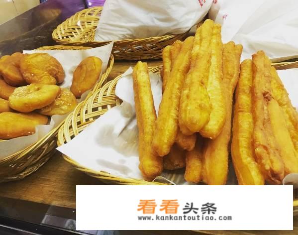 早上地摊上买的早餐[糯米团]怎么做的啊?糯米团有甜的和咸的？