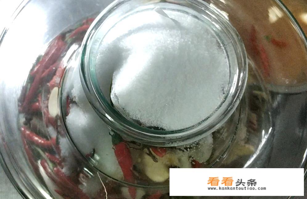 做四川泡菜，盐和水的比例是不是百分之二十？怎样做好吃？