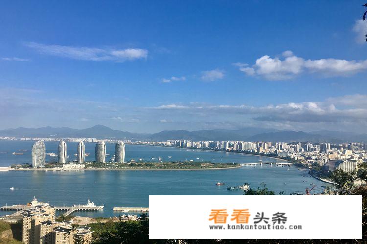 三亚旅游住哪里既便宜又方便呢？