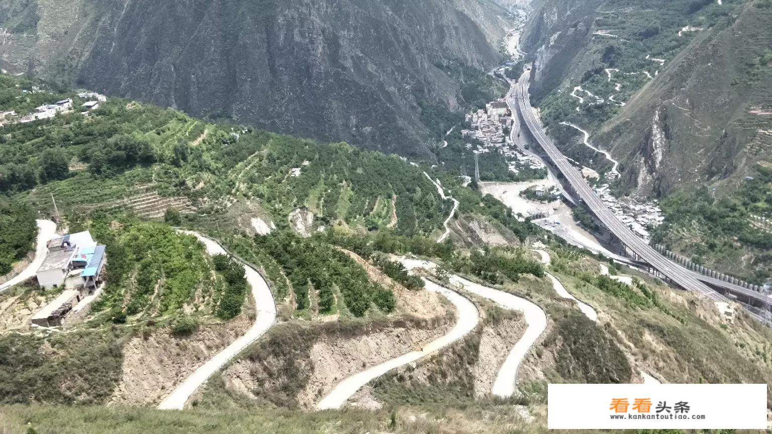 刚来成都不久，请问成都附近哪里可以自驾游跑跑山区小路？