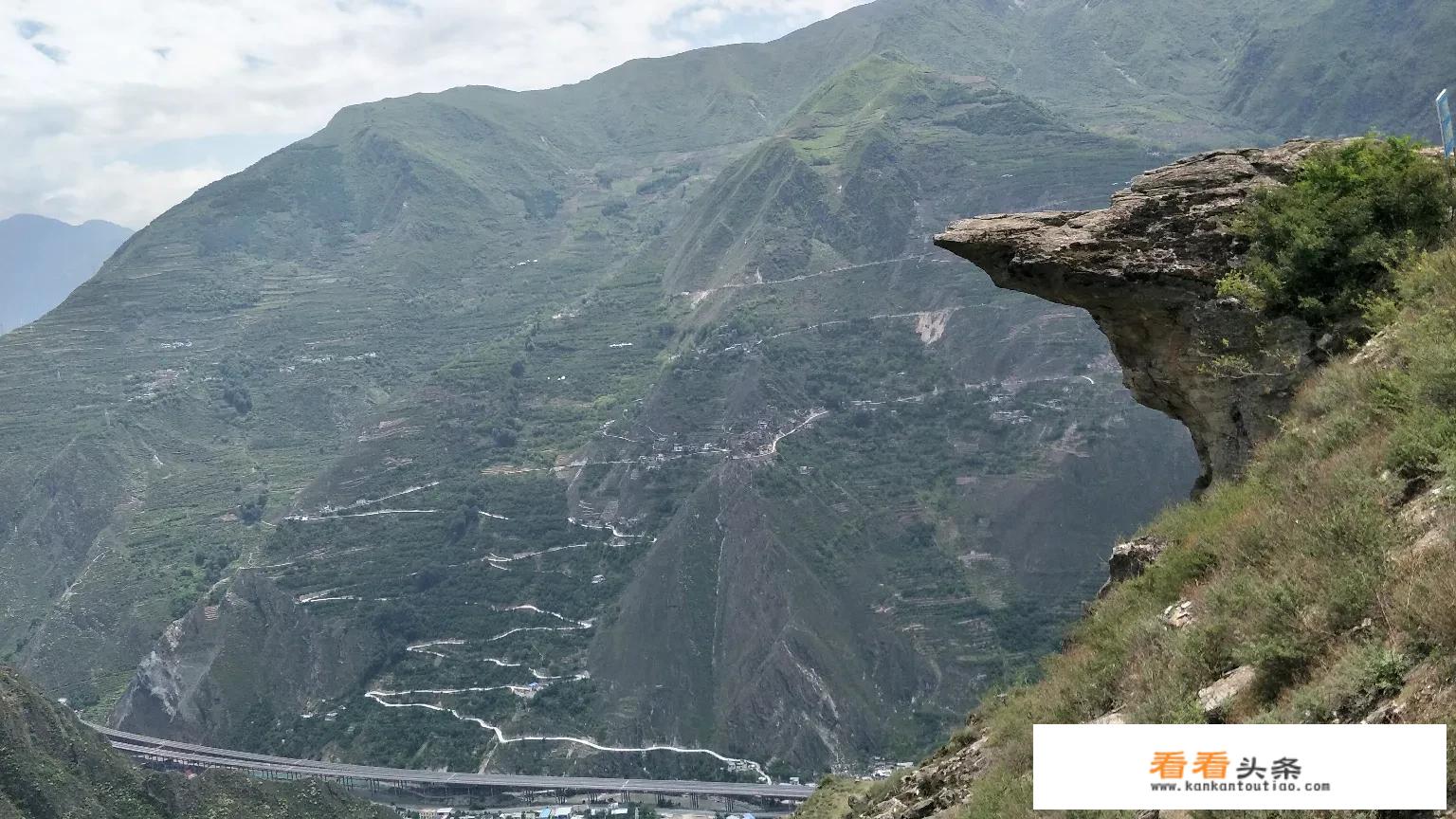 刚来成都不久，请问成都附近哪里可以自驾游跑跑山区小路？