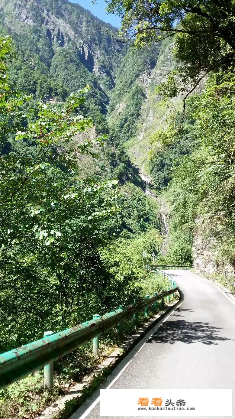 刚来成都不久，请问成都附近哪里可以自驾游跑跑山区小路？