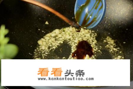 蒜泥油焖大虾做法？