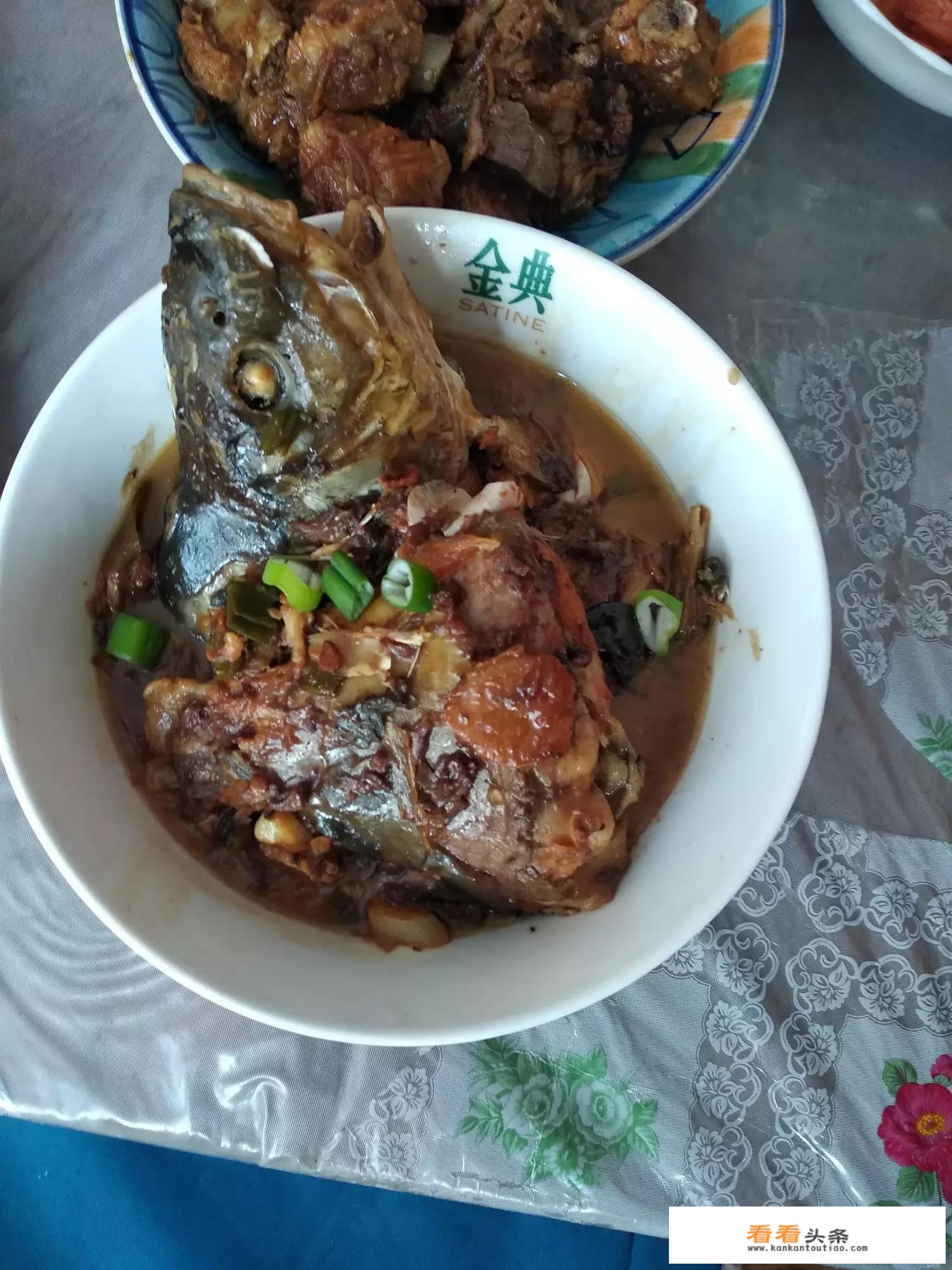 都知啤酒烧鸭很好吃，但红烧摘去鱼胆（没有破）的鱼，用啤酒代替水，汤汁为什么会苦？