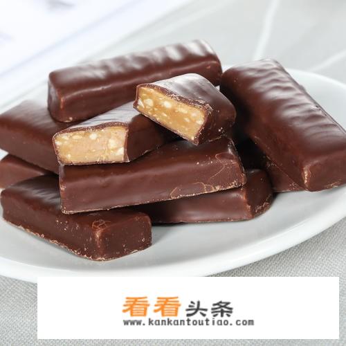 二年级20块糖果至少要添上几块？