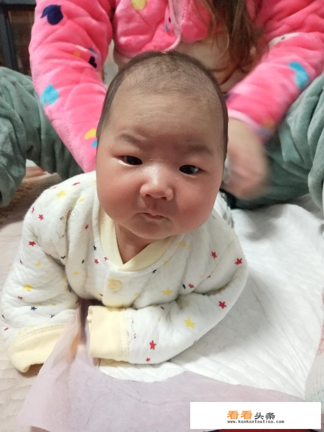 二年级20块糖果至少要添上几块？