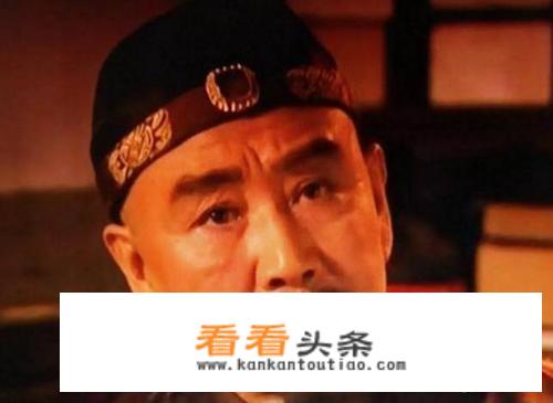 《雍正王朝》中，雍正继位当晚，为什么很快又回到了府上？真的是为了解决邬思道吗？