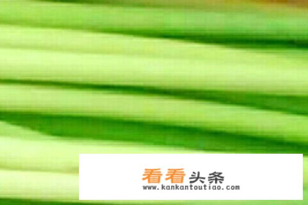 如何做蒜苔炒鸡蛋？