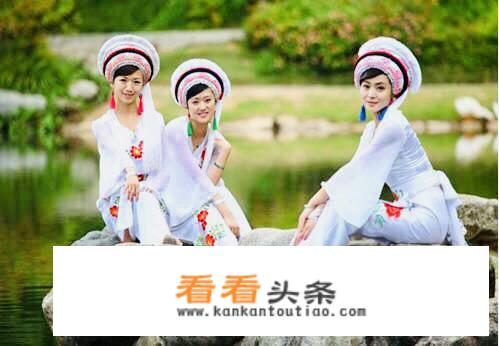 云南的旅游体验评价常出现两极分化，为提升旅游体验，云南旅游软硬件配套应如何提升？