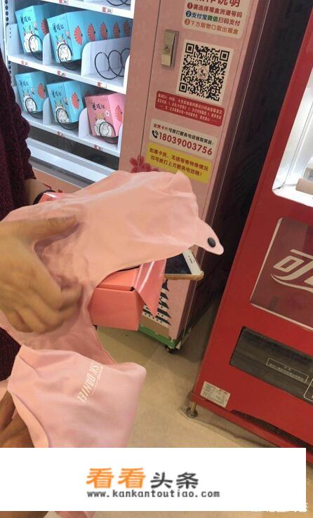 主播脖子上戴的方块麦克风是什么？