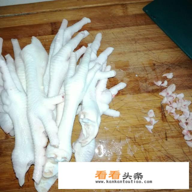 酸辣炒鸡爪的做法，酸辣炒鸡爪怎么做好吃，酸辣？