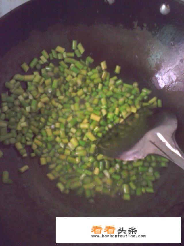 素炒蒜薹粒怎么做？