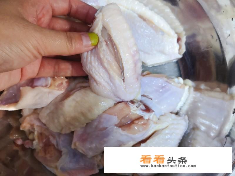 烤箱烤鸡翅腌制完用刷油吗？