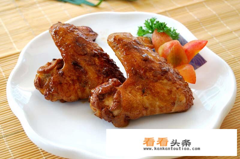 烤箱烤鸡翅腌制完用刷油吗？