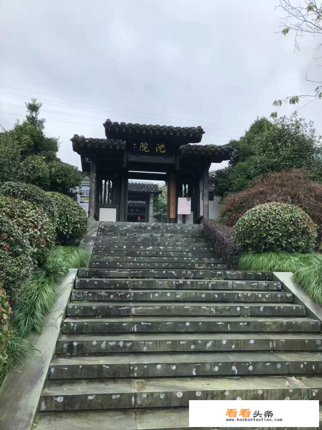 舟山旅游住朱家尖还是定海区？